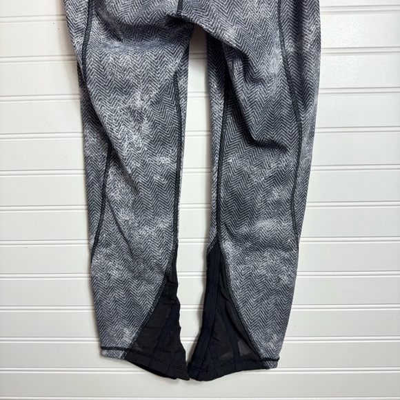 Lululemon Essential Rhythm Crop Leggings Sz 4 Luxtreme Diffusion White Black - Picture 8 of 12